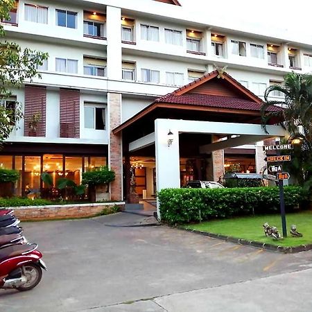 צ'ומפון Nana Buri Hotel מראה חיצוני תמונה